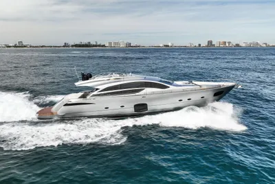 Pershing 82