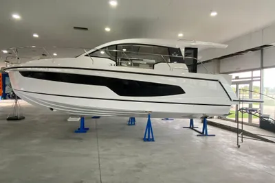2025 Sealine C335
