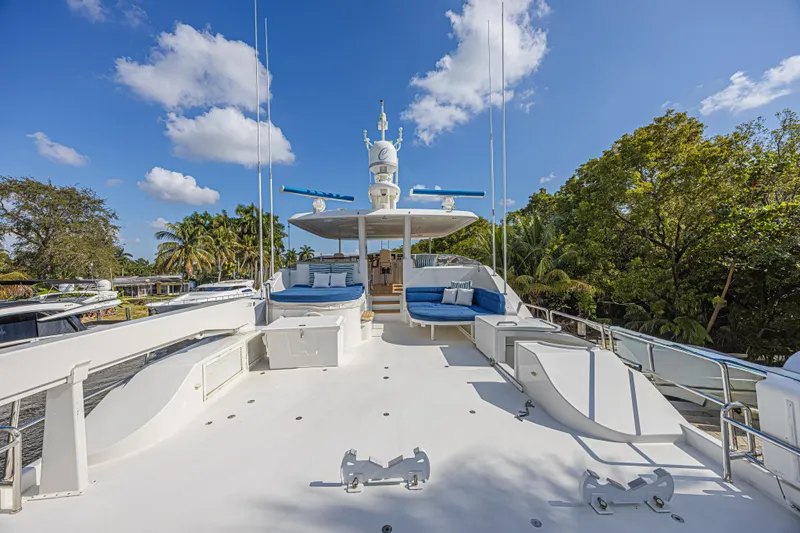 Cerca Trova Yacht Photos Pics Luxurious 2011 Westport 112 yacht deck with seating, surrounded by lush greenery and blue sky.