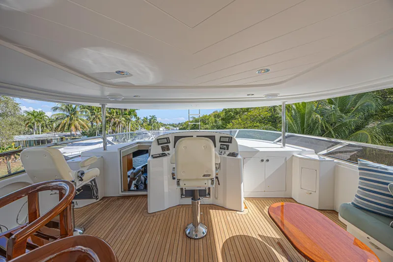 Cerca Trova Yacht Photos Pics Luxurious 2011 Westport 112 yacht helm with tropical views and elegant seating.