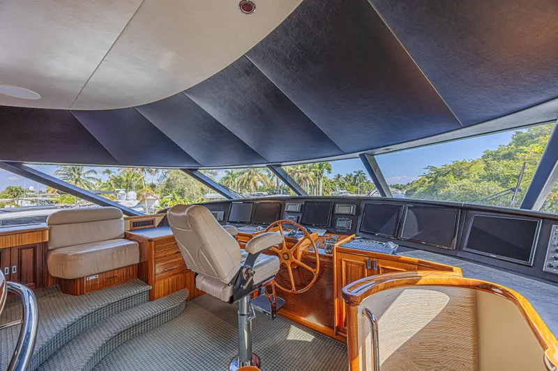 Cerca Trova Yacht Photos Pics Luxurious 2011 Westport 112 yacht helm with panoramic windows and elegant wood finishes.