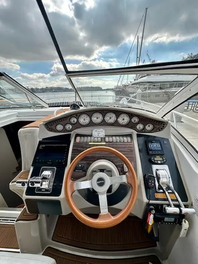 Visionary 21 Yacht Photos Pics 2006 Doral Elegante boat dashboard with wooden steering wheel and control panel.