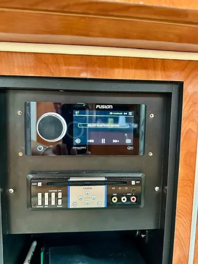 Visionary 21 Yacht Photos Pics 2006 Doral Elegante audio system with Fusion stereo and Clarion controls.