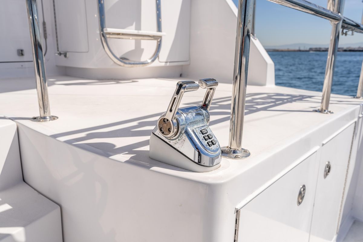 2000 Hatteras 70 