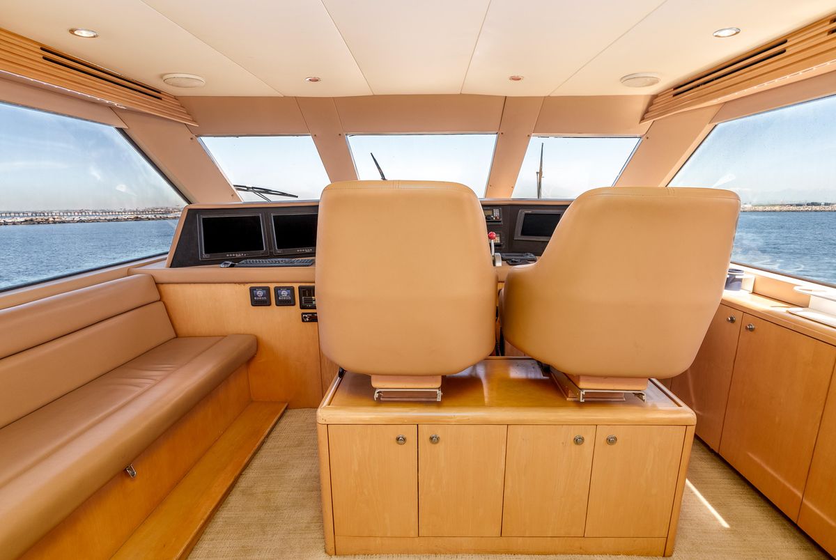 2000 Hatteras 70 