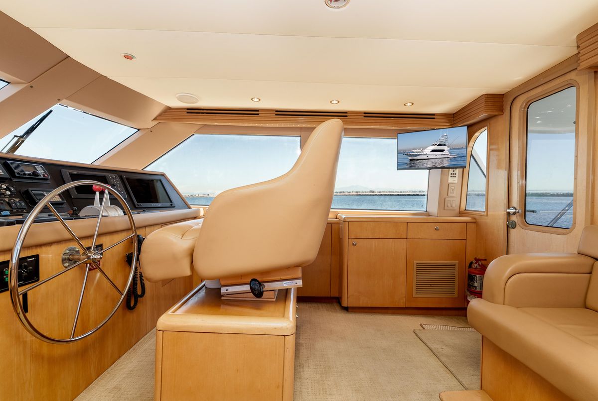 2000 Hatteras 70 