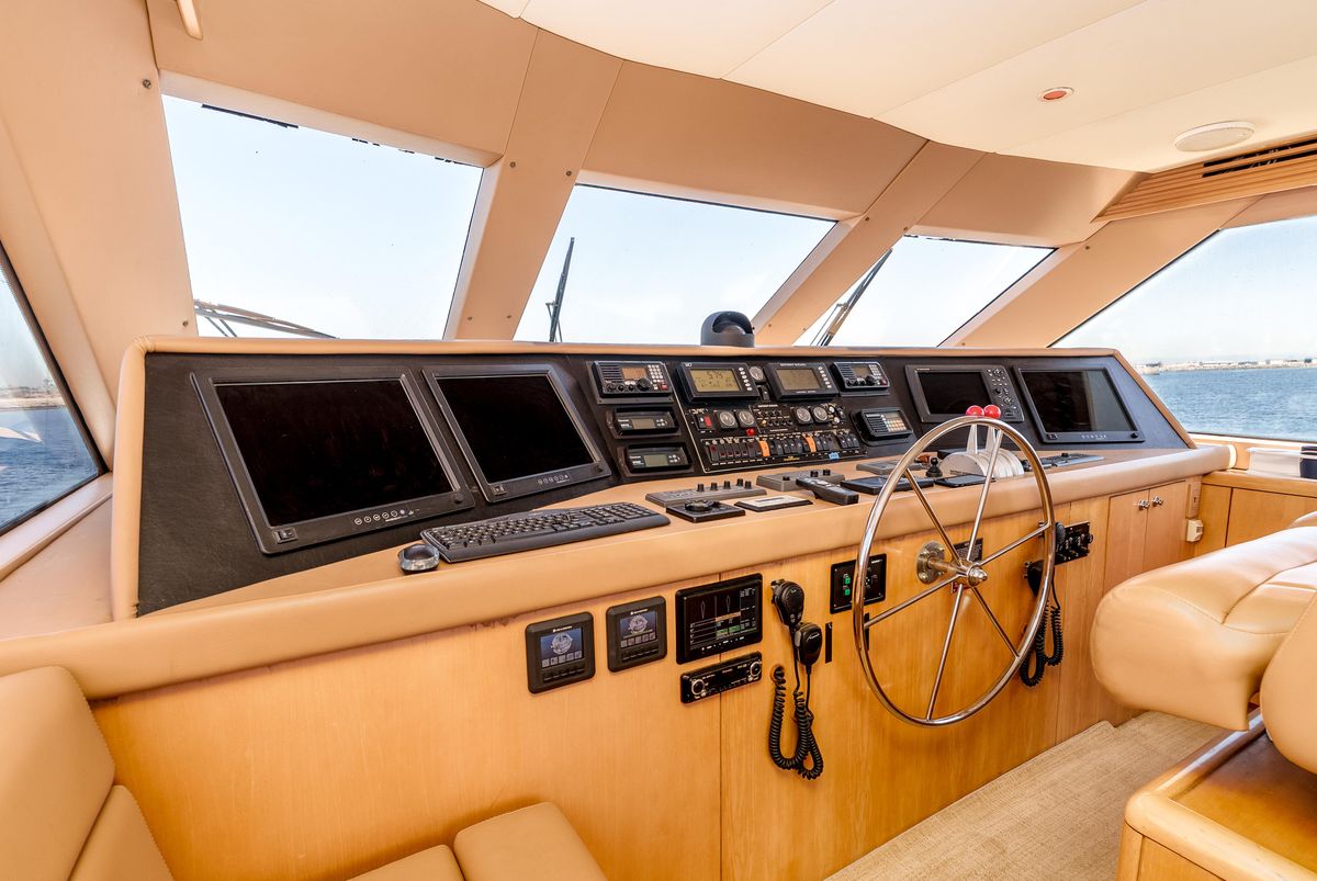 2000 Hatteras 70 
