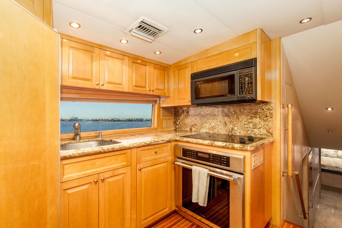 2000 Hatteras 70 