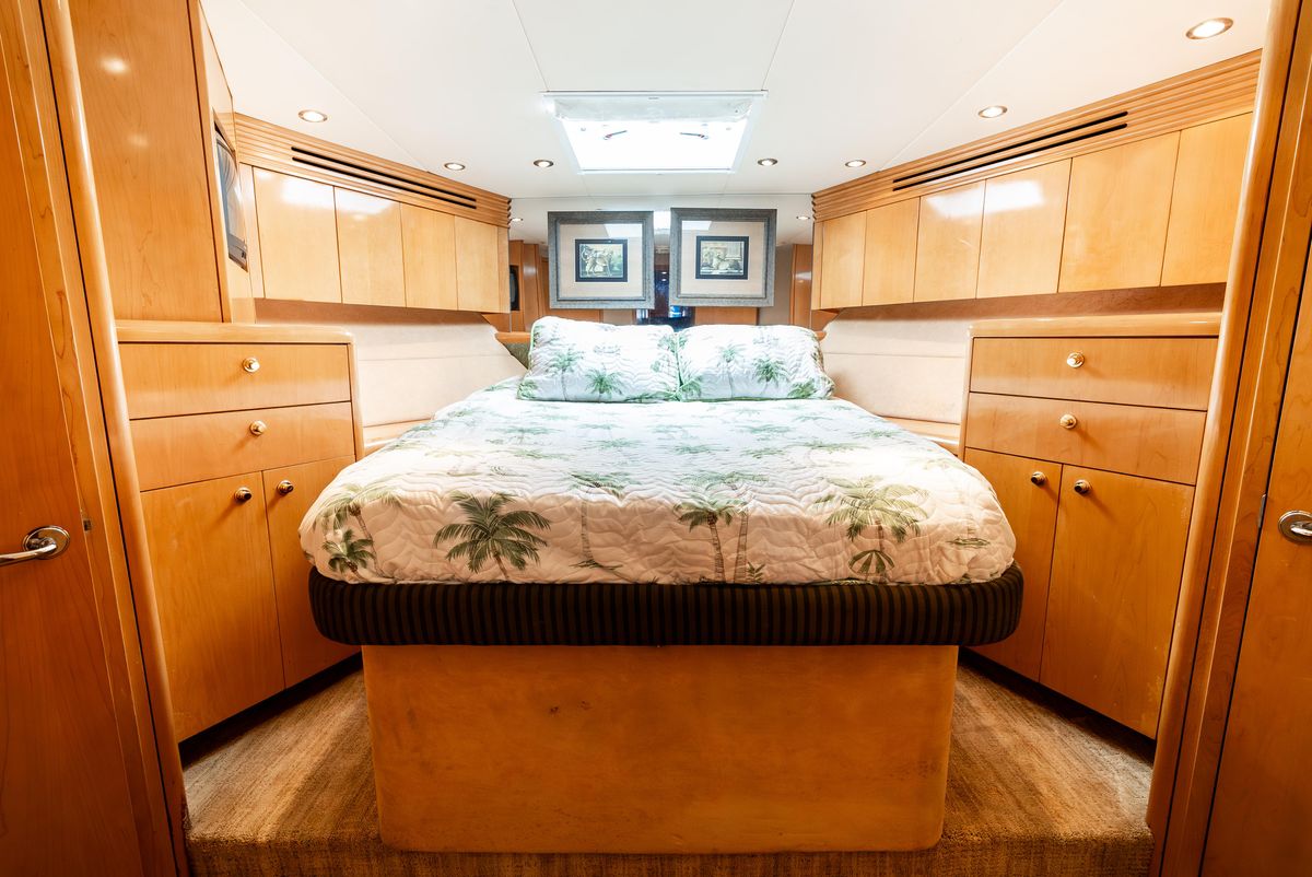 2000 Hatteras 70 