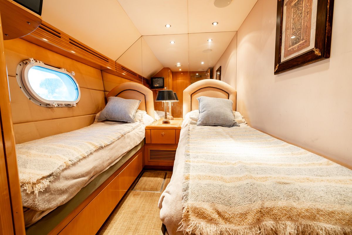 2000 Hatteras 70 