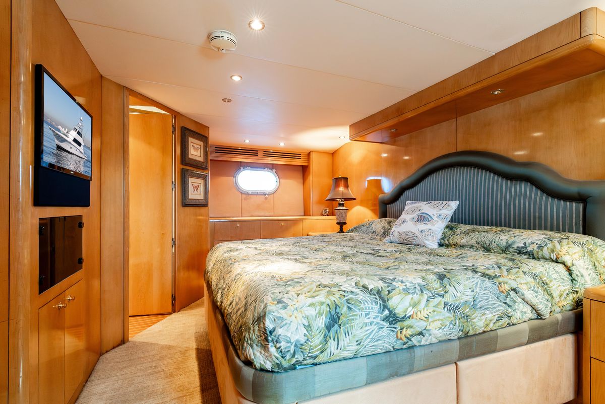 2000 Hatteras 70 