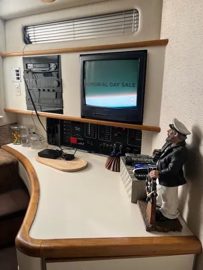 To Come Yacht Photos Pics 1992 Sea Ray Sundancer interior with TV, control panel, and nautical decor.