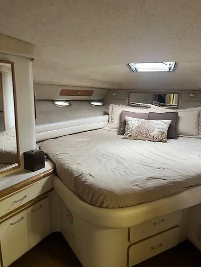 To Come Yacht Photos Pics Luxurious bedroom interior of a 1992 Sea Ray Sundancer yacht.