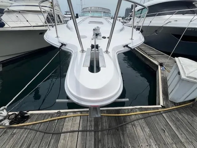To Come Yacht Photos Pics 1992 Sea Ray Sundancer docked at a marina, front view.