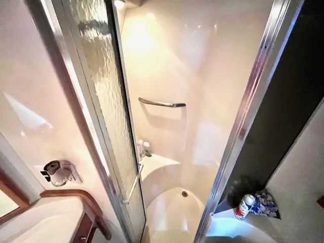 To Come Yacht Photos Pics 1992 Sea Ray Sundancer shower cabin with glass door and built-in shelf.