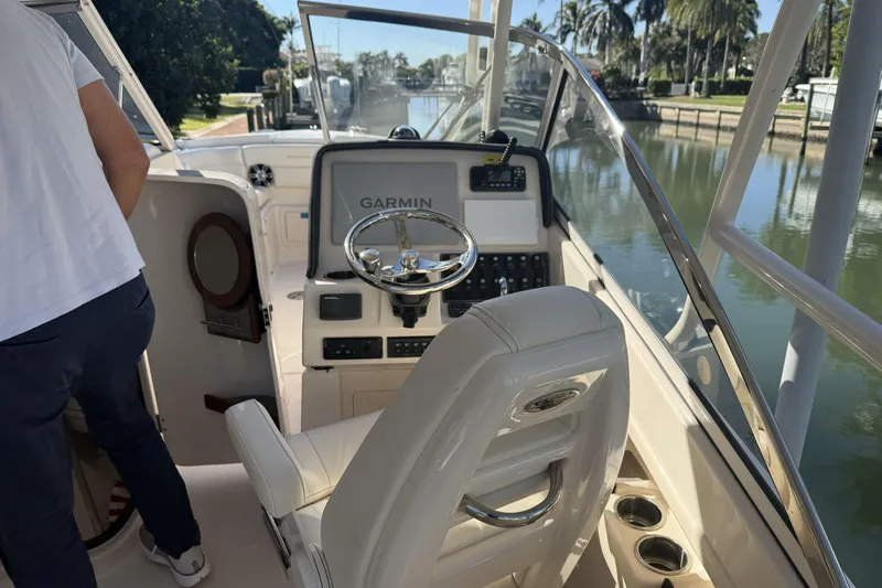 275-264 Brokerage Joe Yacht Photos Pics 2022 Grady-White Freedom 275 boat interior with Garmin navigation system.
