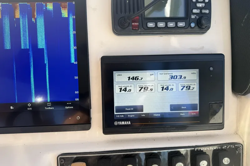 275-264 Brokerage Joe Yacht Photos Pics Dashboard of 2022 Grady-White Freedom 275 boat with Yamaha display and sonar screen.