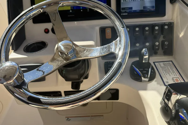 275-264 Brokerage Joe Yacht Photos Pics Steering wheel and controls of 2022 Grady-White Freedom 275 boat cockpit.