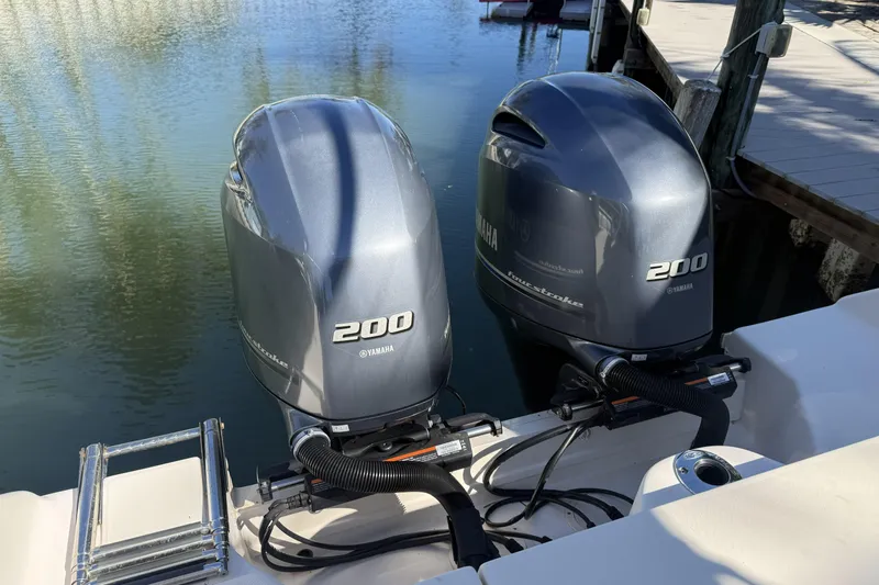 275-264 Brokerage Joe Yacht Photos Pics Twin Yamaha 200 outboard engines on a 2022 Grady-White Freedom 275 boat.