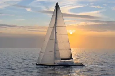 Custom Global Saling Vessel