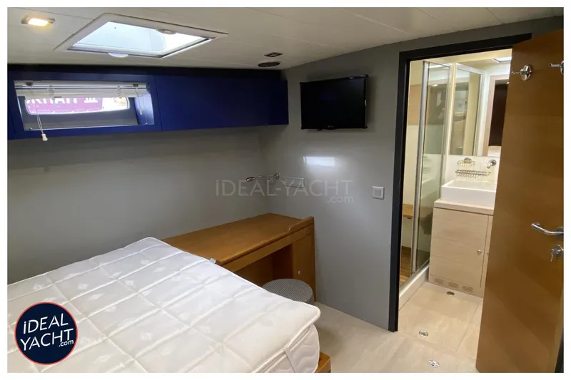 Mary Blue 3 Yacht Photos Pics Luxurious bedroom and bathroom in 2008 Garcia 65ft Aluminium Centerboard yacht.