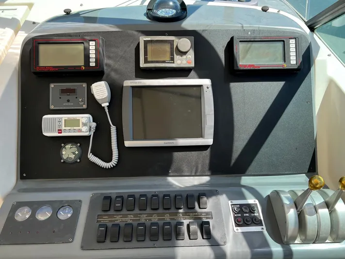 Chaos Yacht Photos Pics Control panel of a 1996 Tiara Yachts 4300 Open with navigation and communication equipment.