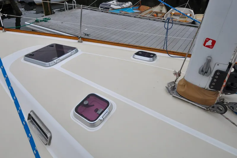 Jezebel Yacht Photos Pics Deck of 2004 Sabre 426 sailboat with hatches and mast details.
