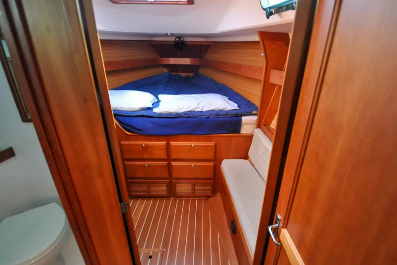 Jezebel Yacht Photos Pics 2004 Sabre 426 yacht cabin with wooden interior and cozy bed.