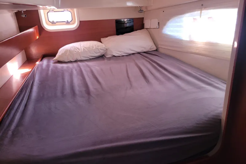 Finding Anemoi Yacht Photos Pics Cozy cabin bed in a 2014 Leopard 39 yacht, featuring pillows and natural light.