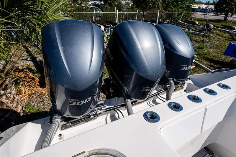  Yacht Photos Pics Triple outboard engines on a 2015 SeaHunter 37 Tournament boat.