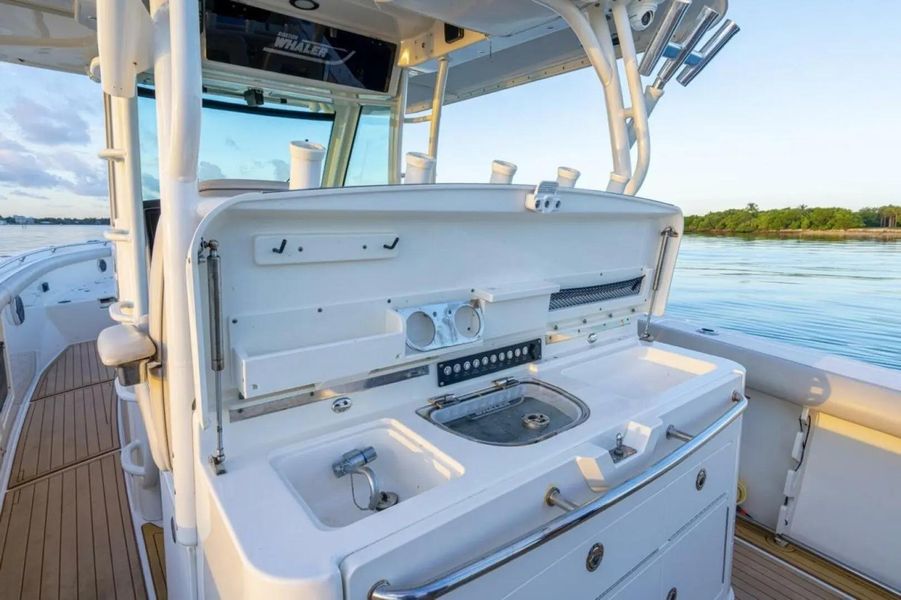 2017 Boston Whaler 350 Outrage