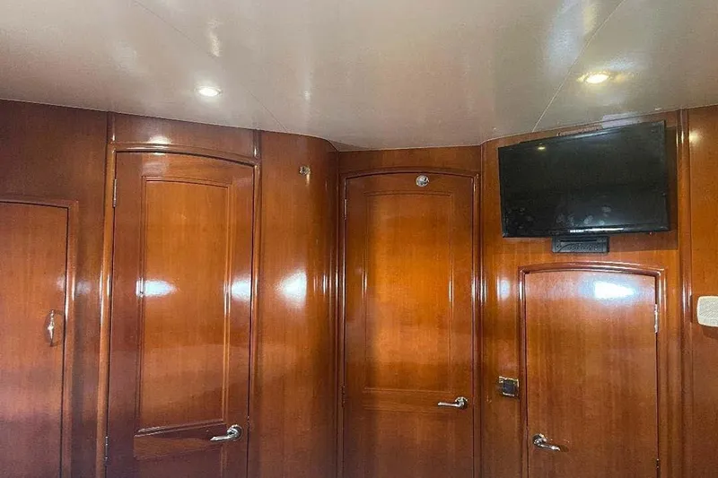  Yacht Photos Pics Interior of 2004 Carver 570 Voyager VIP quarters