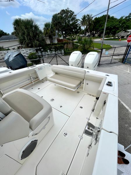 2019 Boston Whaler 330 Outrage