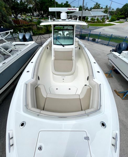 2019 Boston Whaler 330 Outrage