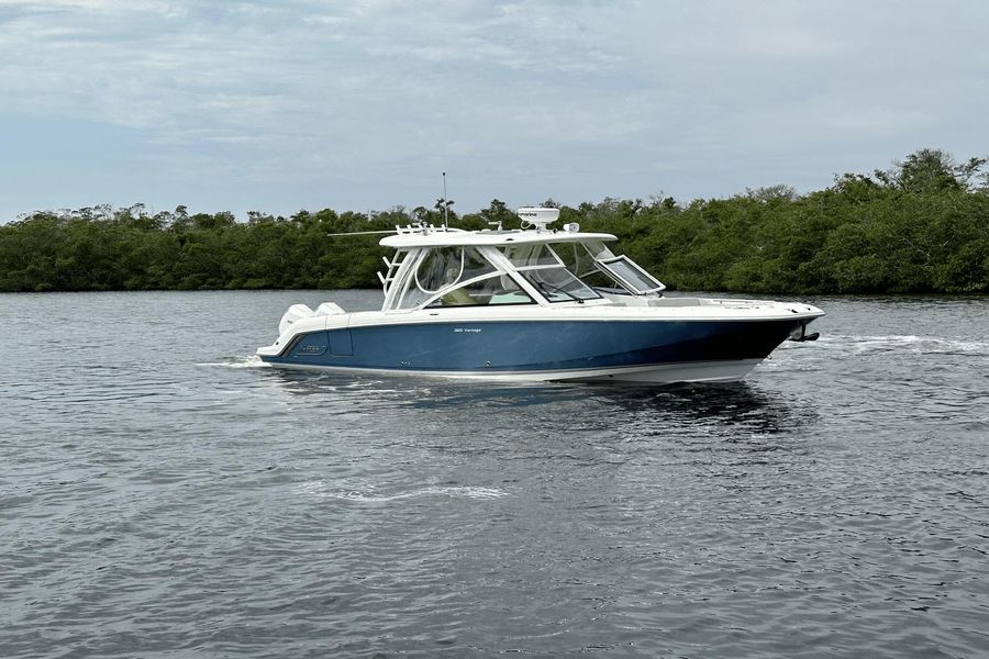 2021 Boston Whaler 320 Vantage