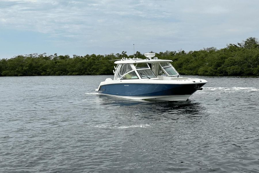 2021 Boston Whaler 320 Vantage