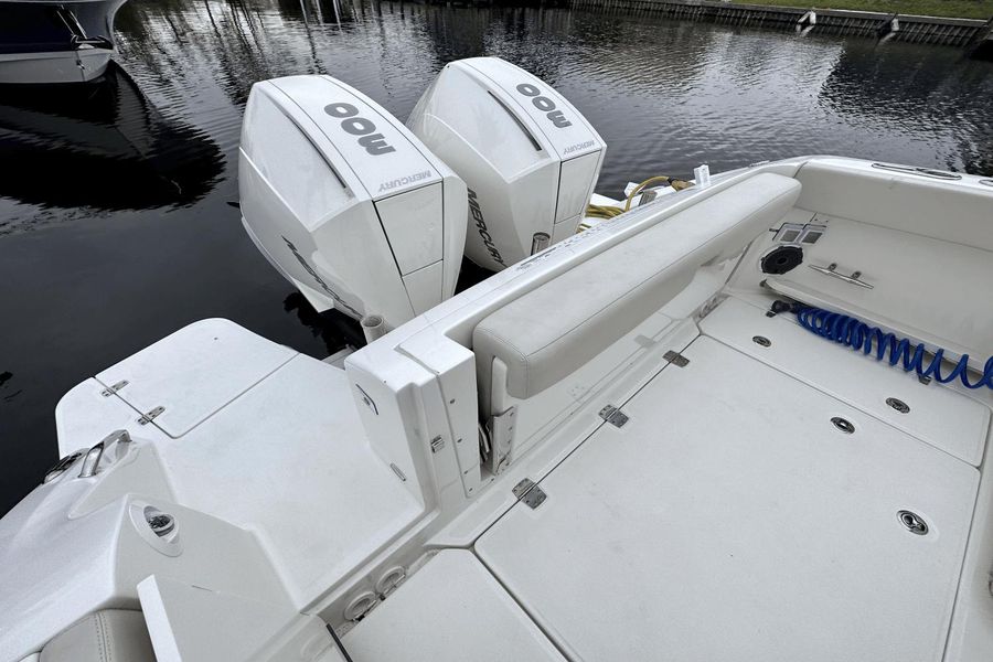 2021 Boston Whaler 320 Vantage