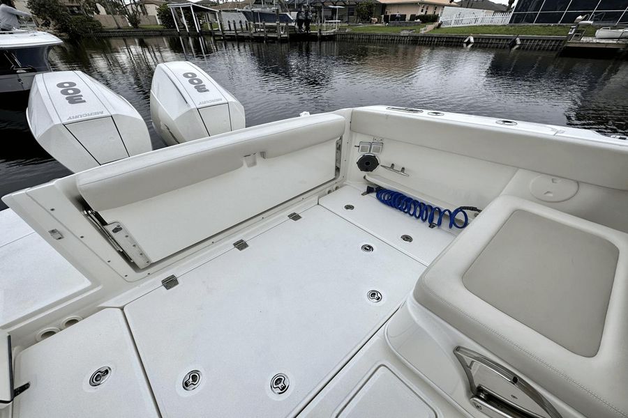 2021 Boston Whaler 320 Vantage