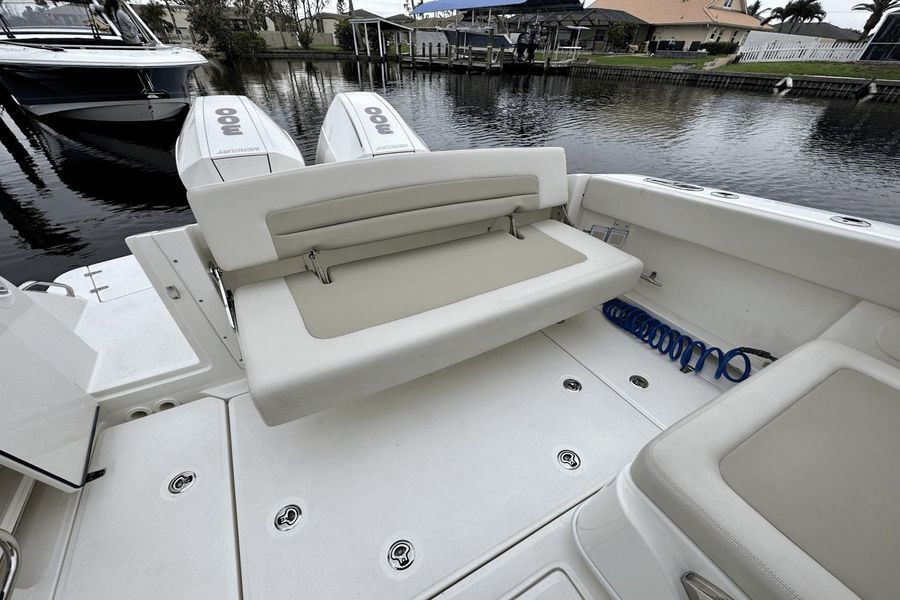 2021 Boston Whaler 320 Vantage