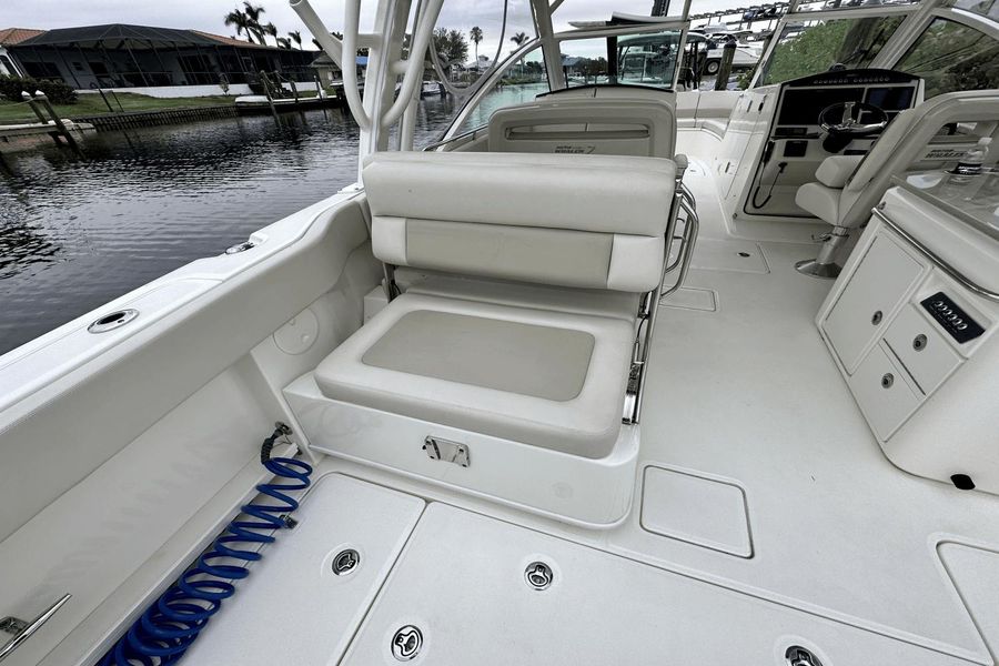 2021 Boston Whaler 320 Vantage