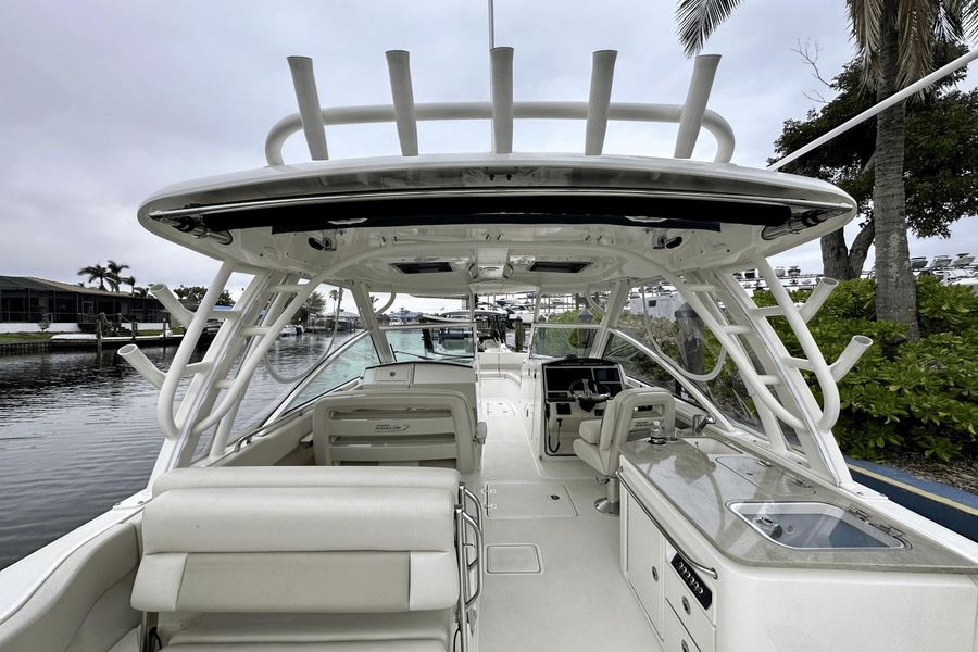 2021 Boston Whaler 320 Vantage