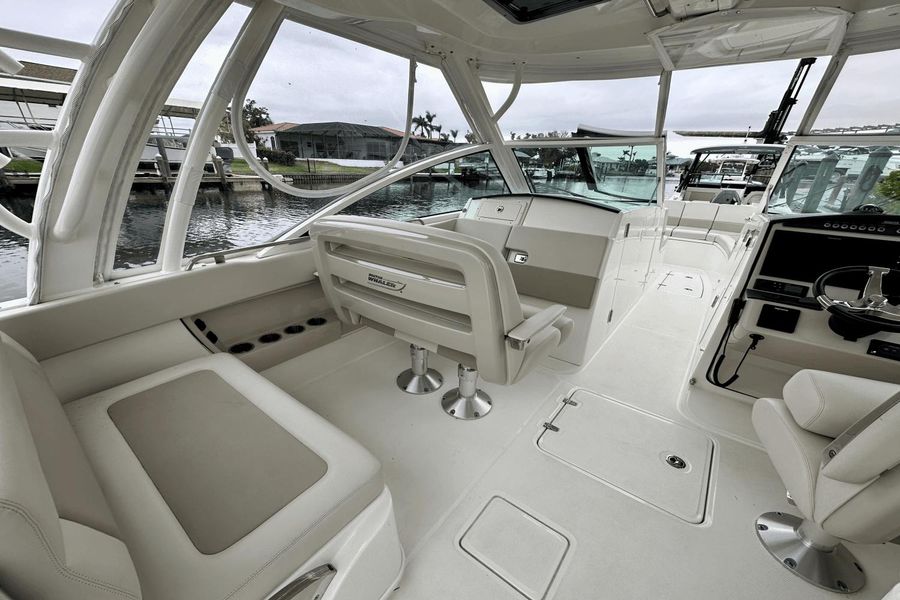 2021 Boston Whaler 320 Vantage