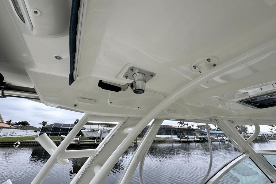 2021 Boston Whaler 320 Vantage