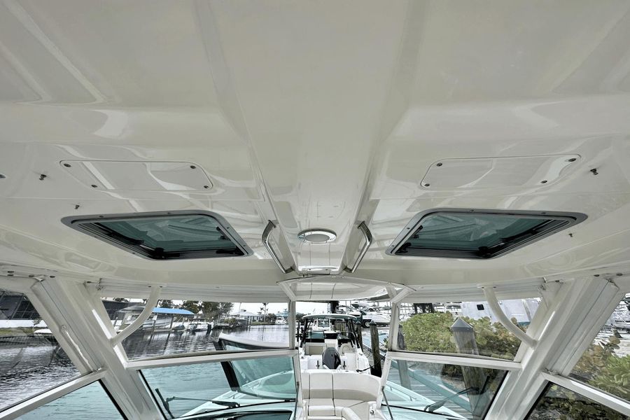 2021 Boston Whaler 320 Vantage