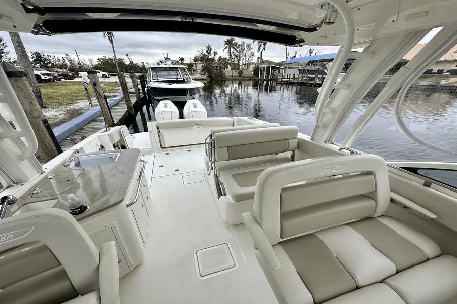 2021 Boston Whaler 320 Vantage