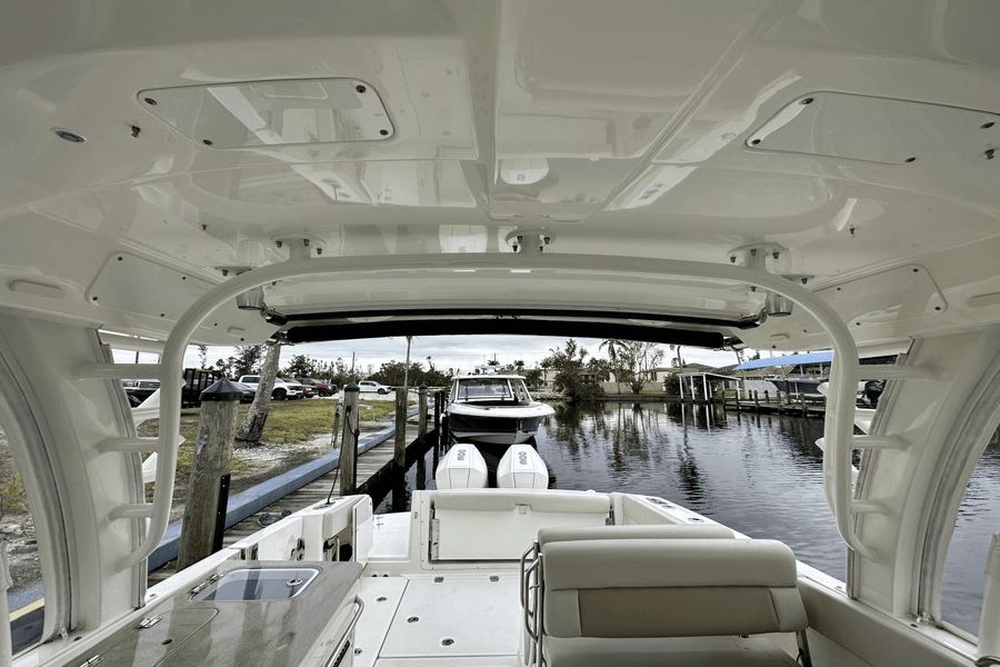 2021 Boston Whaler 320 Vantage