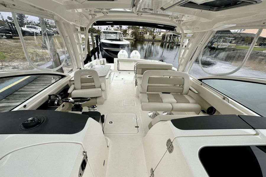 2021 Boston Whaler 320 Vantage