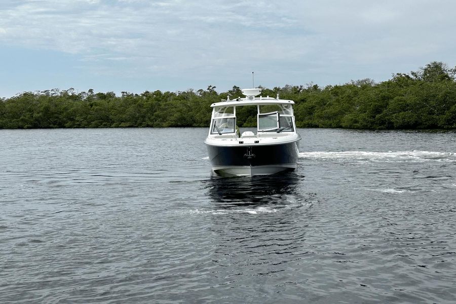 2021 Boston Whaler 320 Vantage