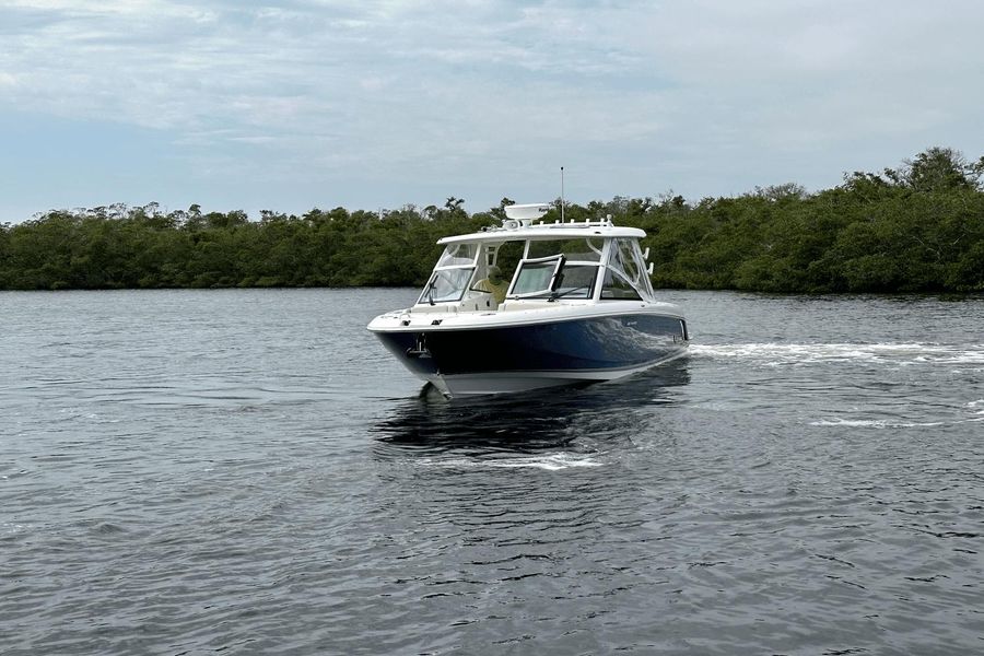 2021 Boston Whaler 320 Vantage