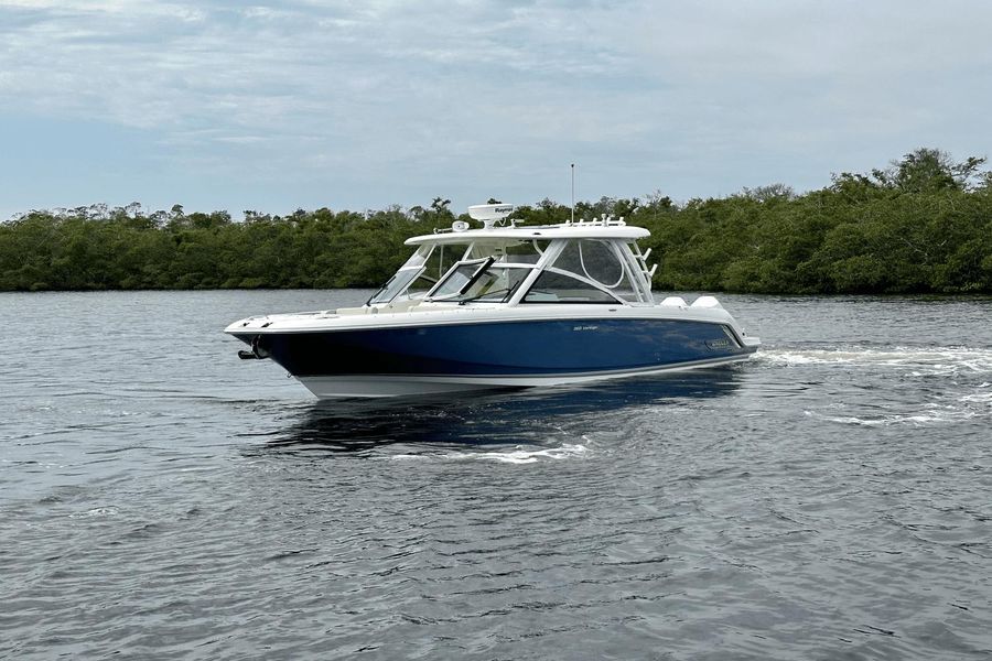 2021 Boston Whaler 320 Vantage